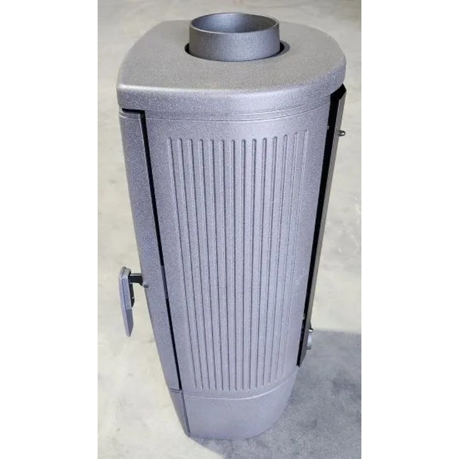 Grauer Plamen Gala Gusskaminofen, 8 kW, mit gerundeter Form und Rippenstruktur. Robuster Kaminofen.