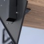 Detailaufnahme: Anthrazitfarbene Metallwange mit Buchenholzstufe der Treppe Kos.