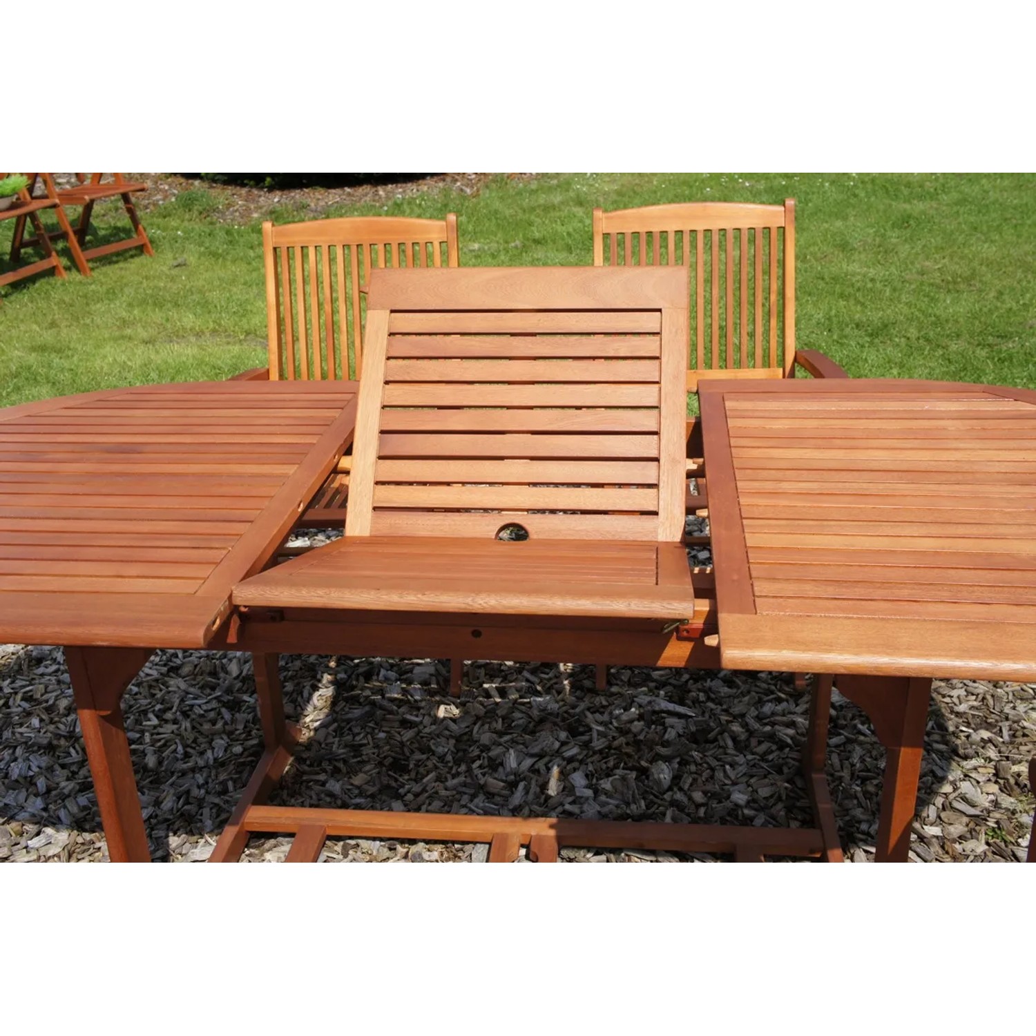 7-teilige Gartenmöbel-Gruppe Stockholm aus Eukalyptusholz mit Ausziehtisch und Hochlehnern.