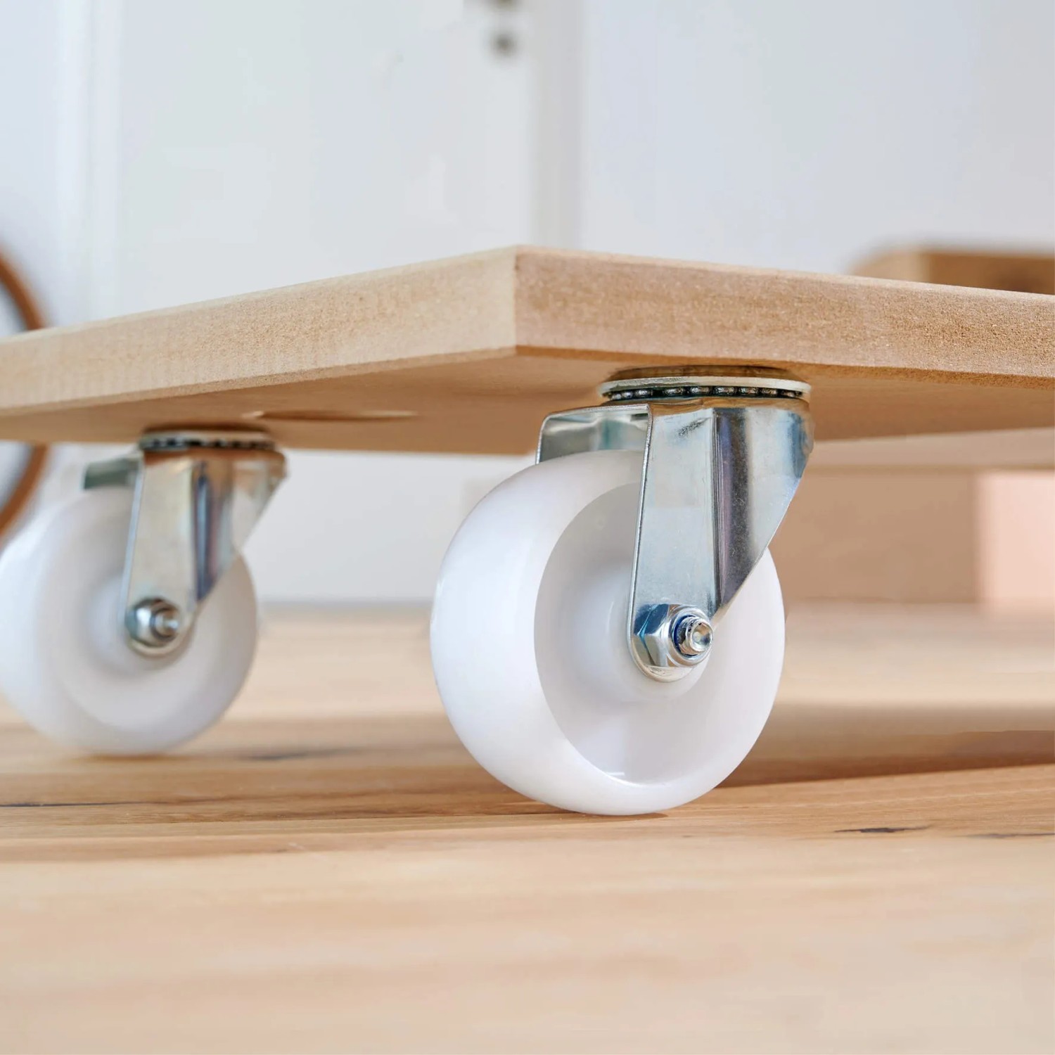Wagner Transporthilfe aus MDF mit weißen Rollen für Möbel und schwere Gegenstände.