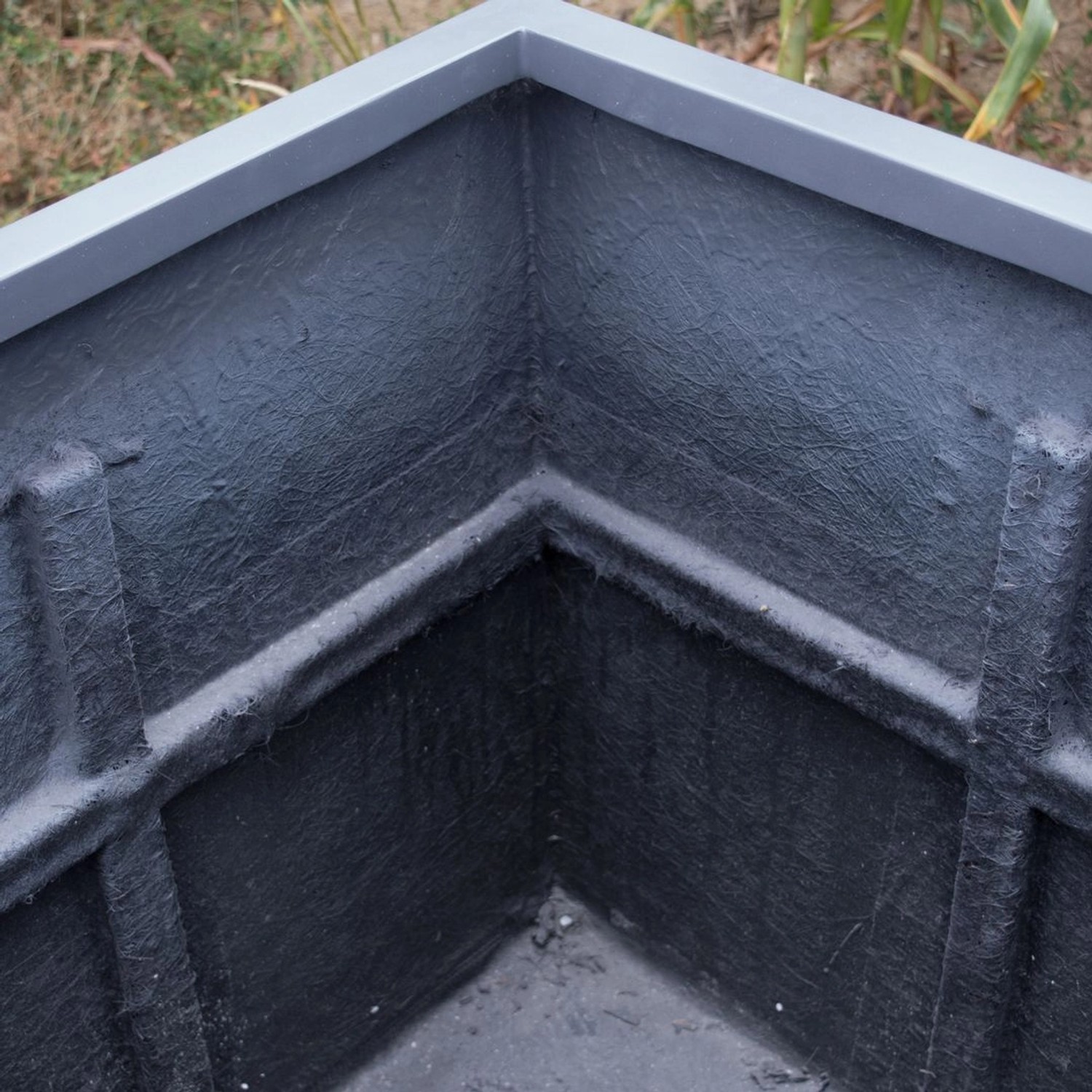 Detailaufnahme: Quadratischer, anthrazit-metallic Fiberglas Pflanzkübel Elegant Einrichten, Innenansicht.