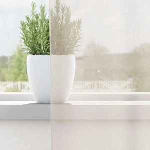 Cremefarbener Voile Vorhang mit Stangentaschen, filtert sanft das Licht. Halbtransparenter Fenstervorhang aus Polyester.