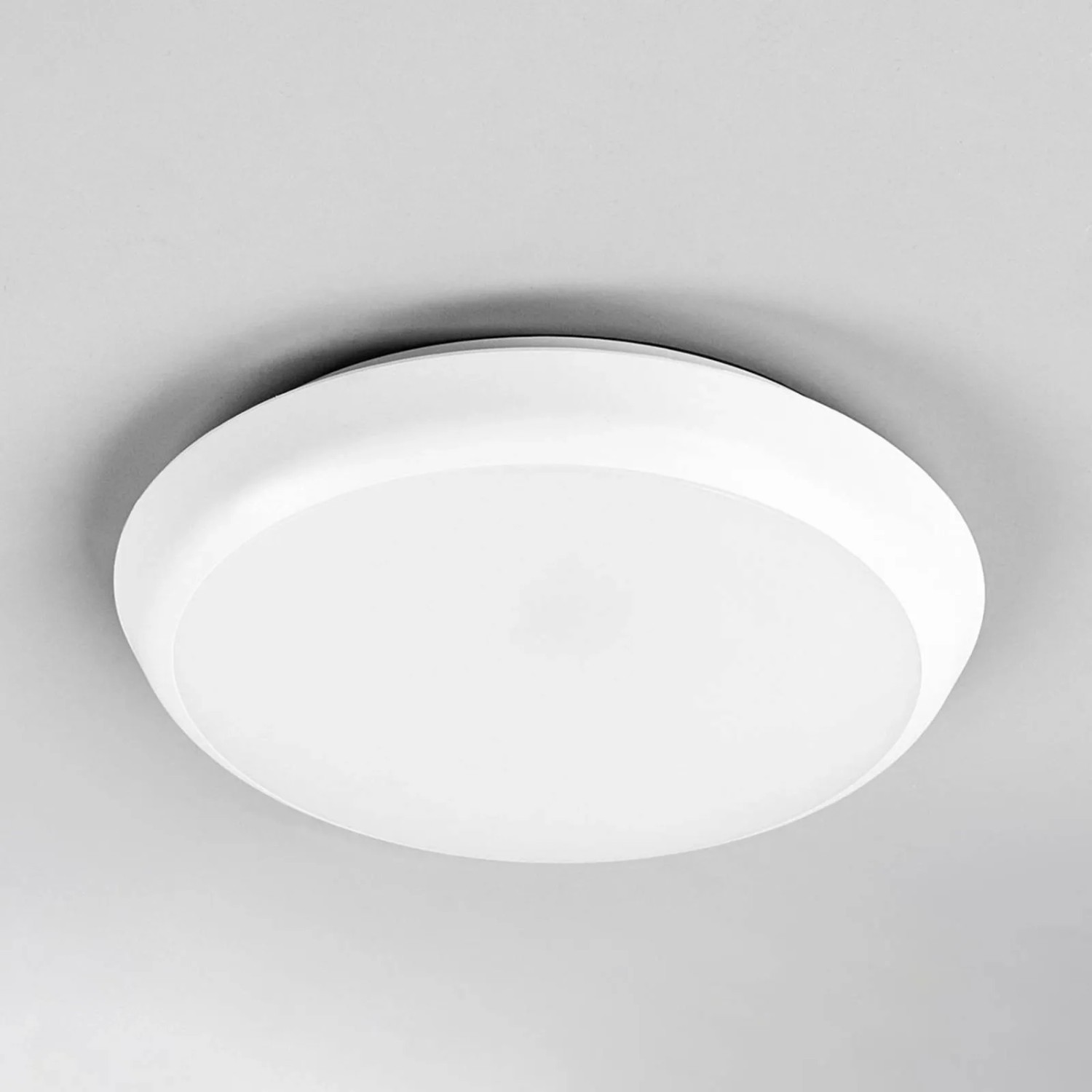 Weiße, runde Arcchio LED Deckenleuchte Augustin für Bad, 20cm Durchmesser.