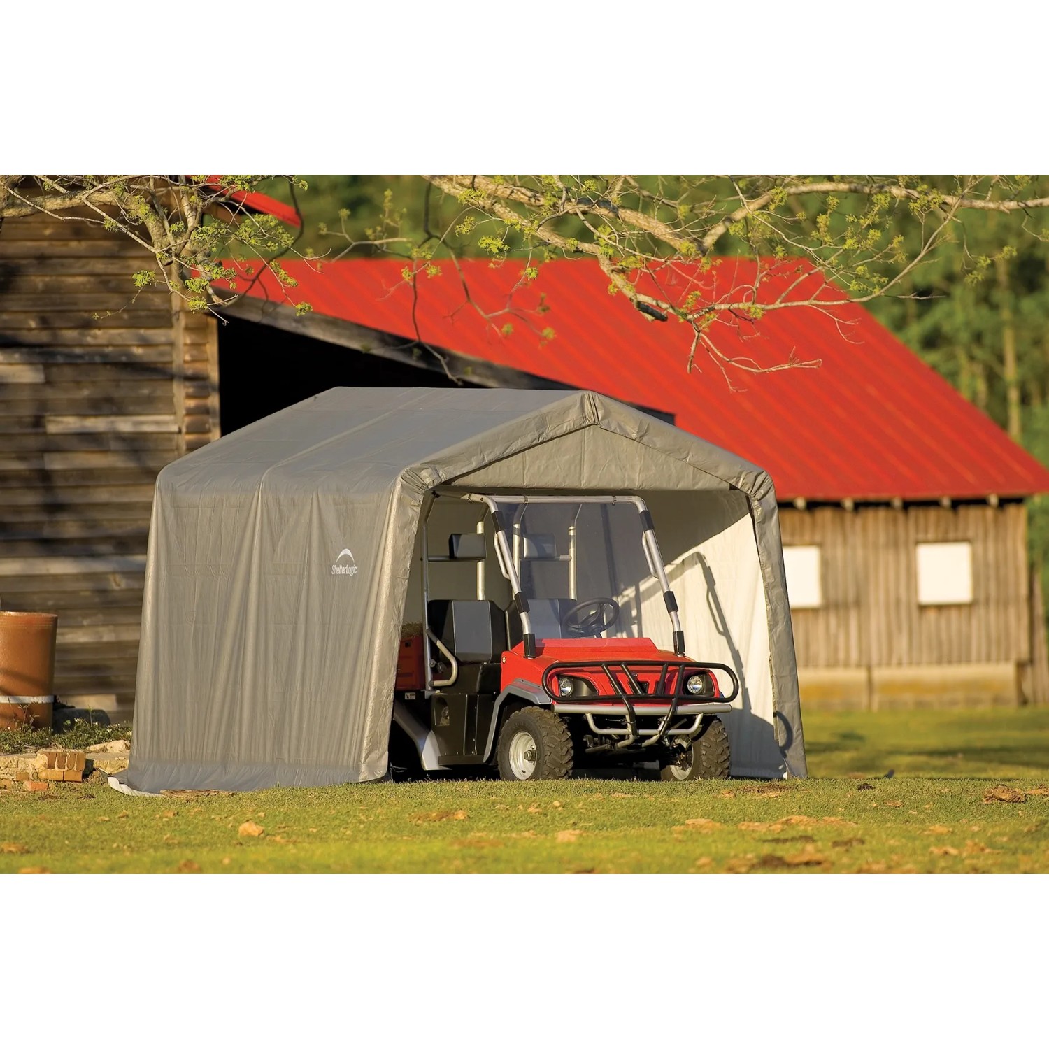 Graues Shelter Logic Metall-Gerätehaus 9 m² mit Fahrzeug darin. Ideal als Gerätehaus oder Unterstand.