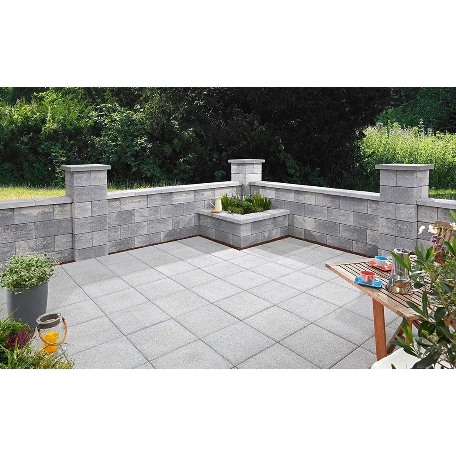 Gartenmauer Gomera Halbstein in Grau-Alpin als Grundstücksbegrenzung und Beetumrandung.