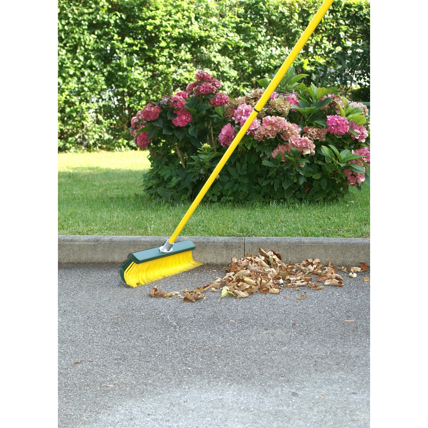 Gelber Krallenbesen Garten 35 cm kehrt Laub auf Asphalt.