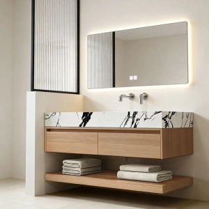 Modernes Badmöbel Set mit Sinterstein Waschbecken, Holz Unterschrank, Ablage und beleuchtetem Spiegel.