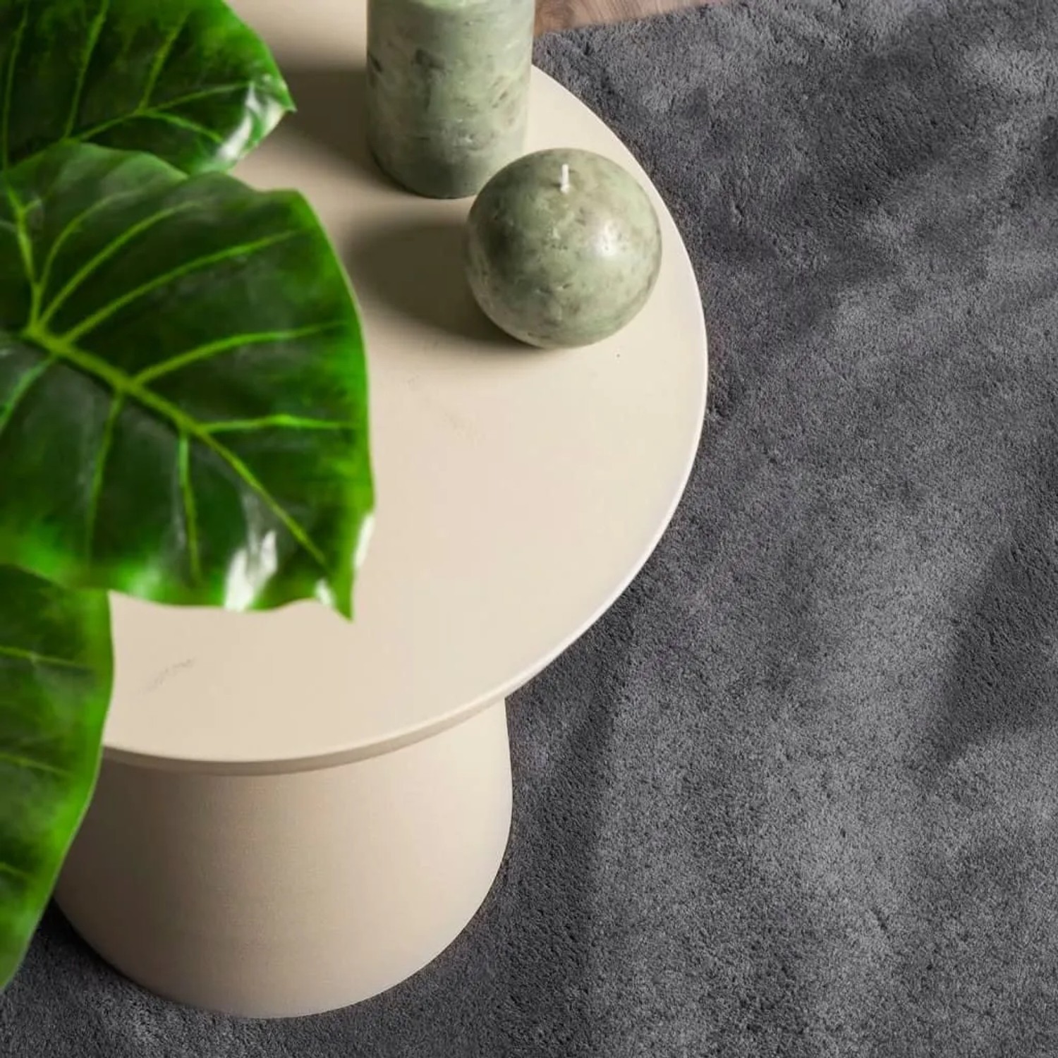 Anthrazitfarbener vidaXL HUARTE Kurzflor-Teppich, weich und flauschig, in Wohnzimmer-Umgebung mit Beistelltisch.