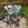 Halls Gewächshaus GardenRoom Set, grüne Pflanzenzucht mit Fundamentrahmen auf Terrasse.