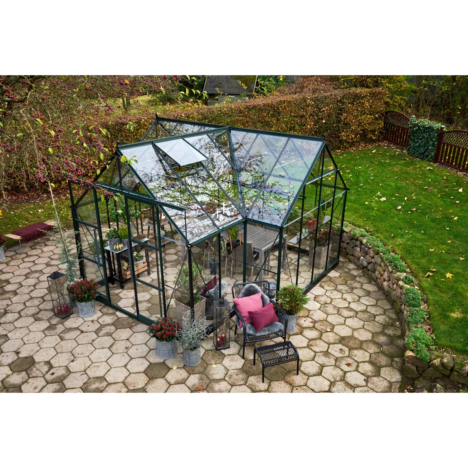 Halls Gewächshaus GardenRoom Set, grüne Pflanzenzucht mit Fundamentrahmen auf Terrasse.