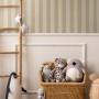 Sanders & Sanders Tapete mit Streifenmuster in Beige (50x900cm) im Kinderzimmer.