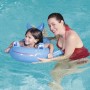 Mädchen mit Mutter im Pool mit blauem Bestway Schwimmring im Tierdesign (Frosch).