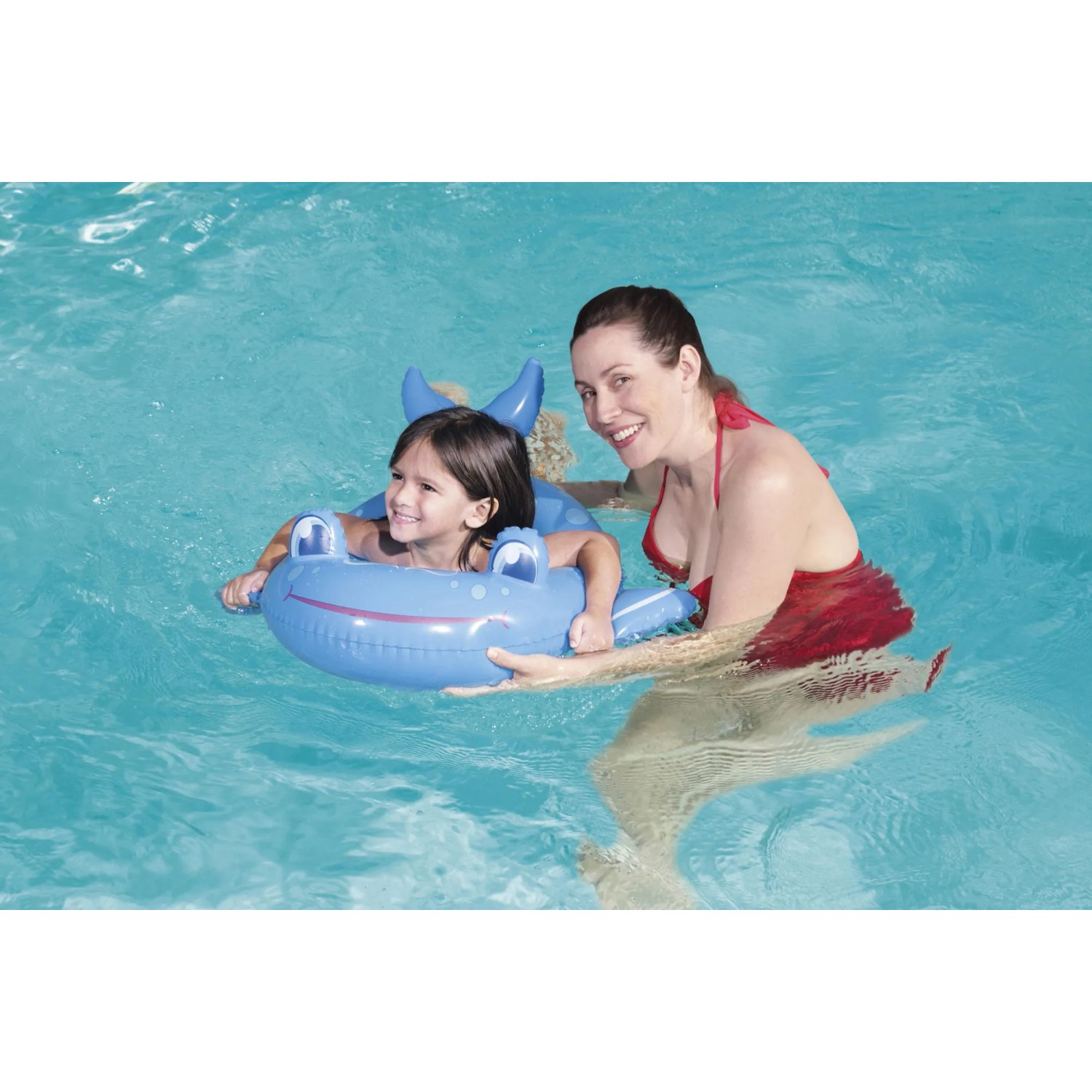 Mädchen mit Mutter im Pool mit blauem Bestway Schwimmring im Tierdesign (Frosch).
