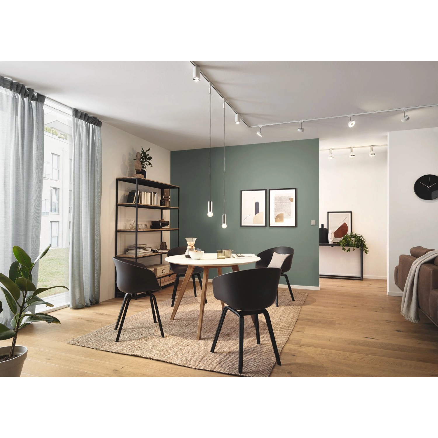 Wohnraum mit Paulmann URail Schienensystem und LED-Spot Circle in Weiß.