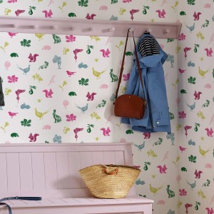 Joules Vliestapete Etched Woodland Crème Multi mit Waldmotiven in Creme, Grün, Rosa und Gelb.