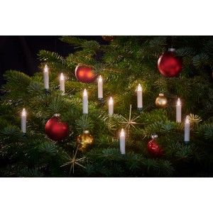 Lumix Christbaumkerzen Superlight Flame Erweiterungsset (6 Stück) in Warmweiß am Weihnachtsbaum.