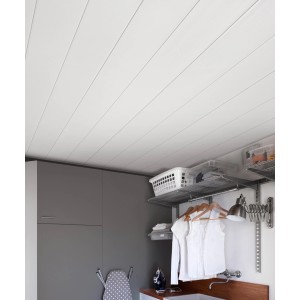 Weiße Grosfillex Exapan Green Line 2000 Wandverkleidung (260x37,5 cm) im Badezimmer.