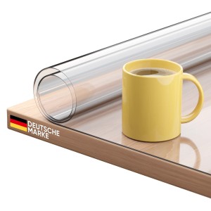 Transparente Björn&Schiller Tischschutzfolie (90x160 cm) aus PVC mit Kaffeetasse auf Tisch.
