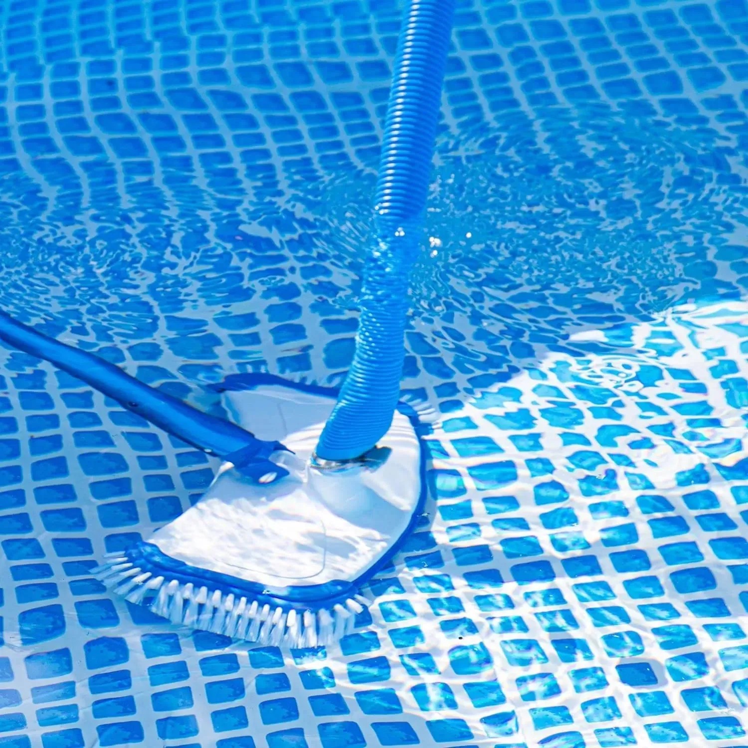 Amapool Reinigungsset Deluxe im Pool: Bodensauger und Schlauch unter Wasser.