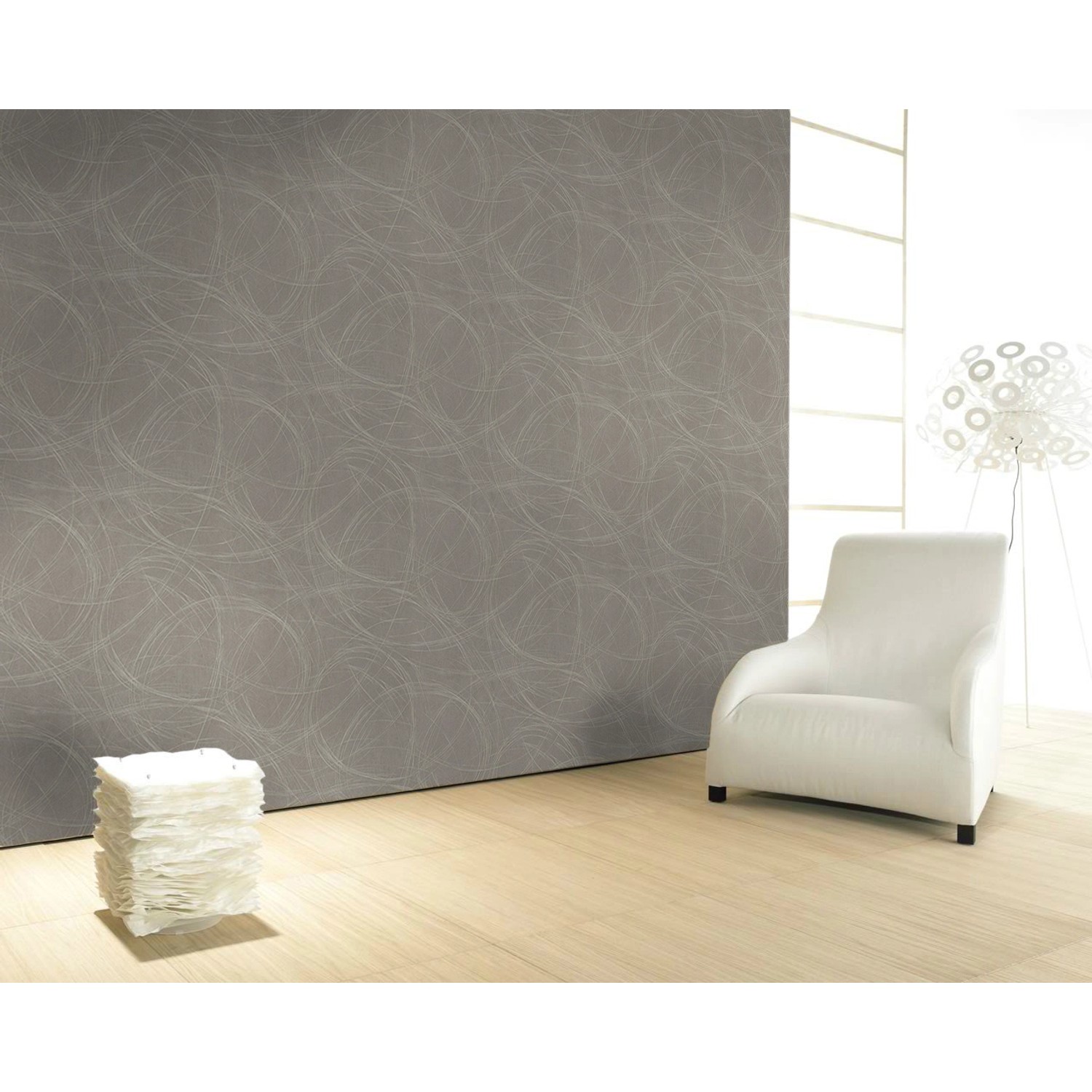Colani Vliestapete Visions Striche Grob Grau an Wand, Wohnraum-Szene.
