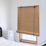 Braunes Bambusrollo, 140x220 cm, am Fenster montiert. Sichtschutz und natürliche Fensterdekoration.