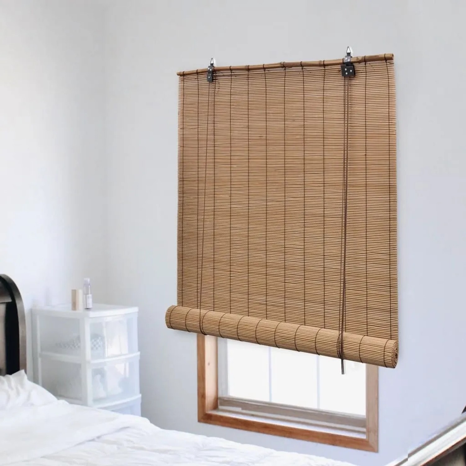 Braunes Bambusrollo, 140x220 cm, am Fenster montiert. Sichtschutz und natürliche Fensterdekoration.