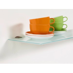 Glasregal mit Nickel Befestigungsclip, beladen mit Tassen und Tellern.