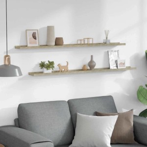 Zwei schwebende Wandregale in Sonoma-Eiche an weißer Wand über Sofa, dekoriert mit Pflanzen und Dekoartikeln.