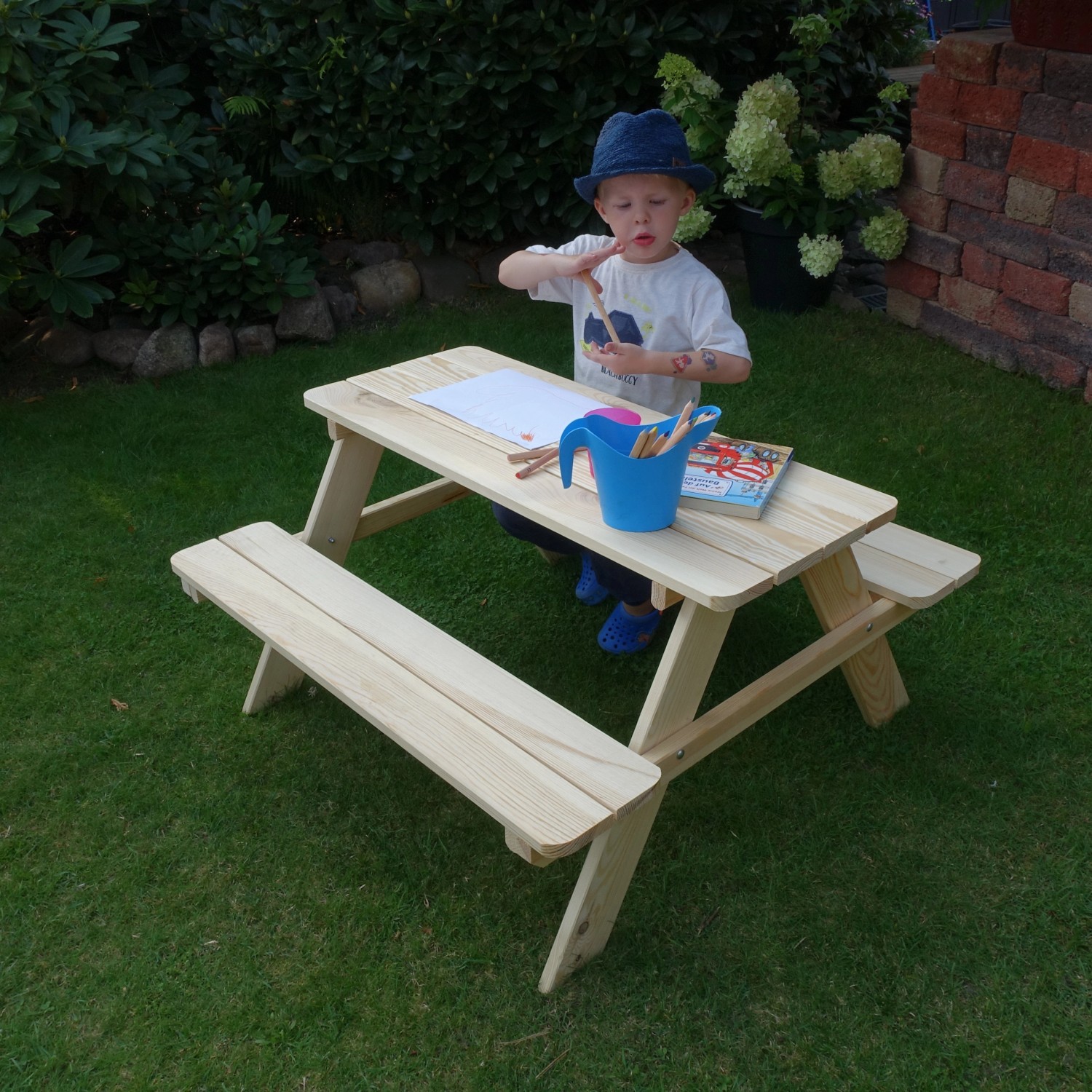 Promadino Limobank aus Kiefer Natur für Kinder beim Malen im Garten.