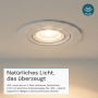 Weißer, dimmbarer LED Einbauspot (5W, 450lm) mit Farbwahl, montiert in einer Decke.