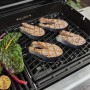 Weber Gasgrill EP-425 GBS: Lachs und Gemüse auf dem Grillrost zubereitet.
