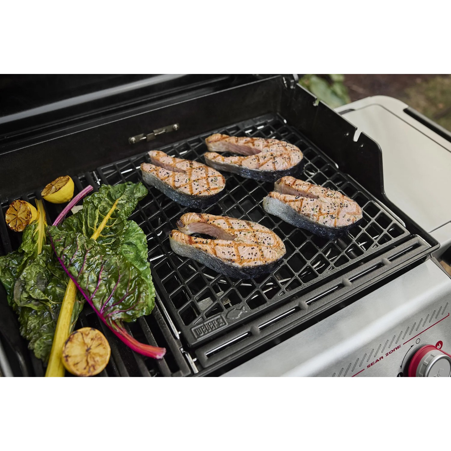 Weber Gasgrill EP-425 GBS: Lachs und Gemüse auf dem Grillrost zubereitet.