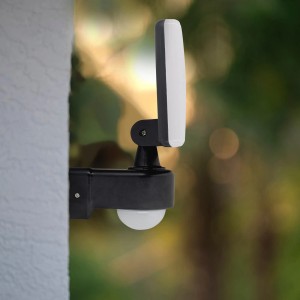 Schwarzer SSC-LUXon LED Außenstrahler NORSU mit Bewegungsmelder an einer Wand.