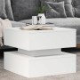 Weißer, moderner Couchtisch mit zwei Ebenen und LED-Beleuchtung. Quadratisch, aus Holzwerkstoff.