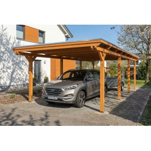 Skan Holz Carport Emsland Eiche Hell mit Flachdach und EPDM-Folie, schützt ein Auto vor einem Wohnhaus.