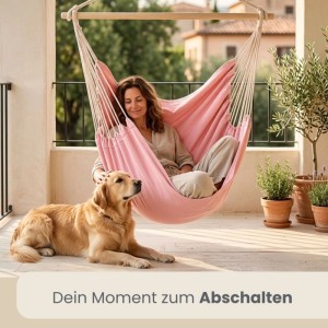 Rosa AMANKA XXL Hängesessel auf Balkon mit entspannter Frau und Hund. Gemütlicher Schwebesessel.