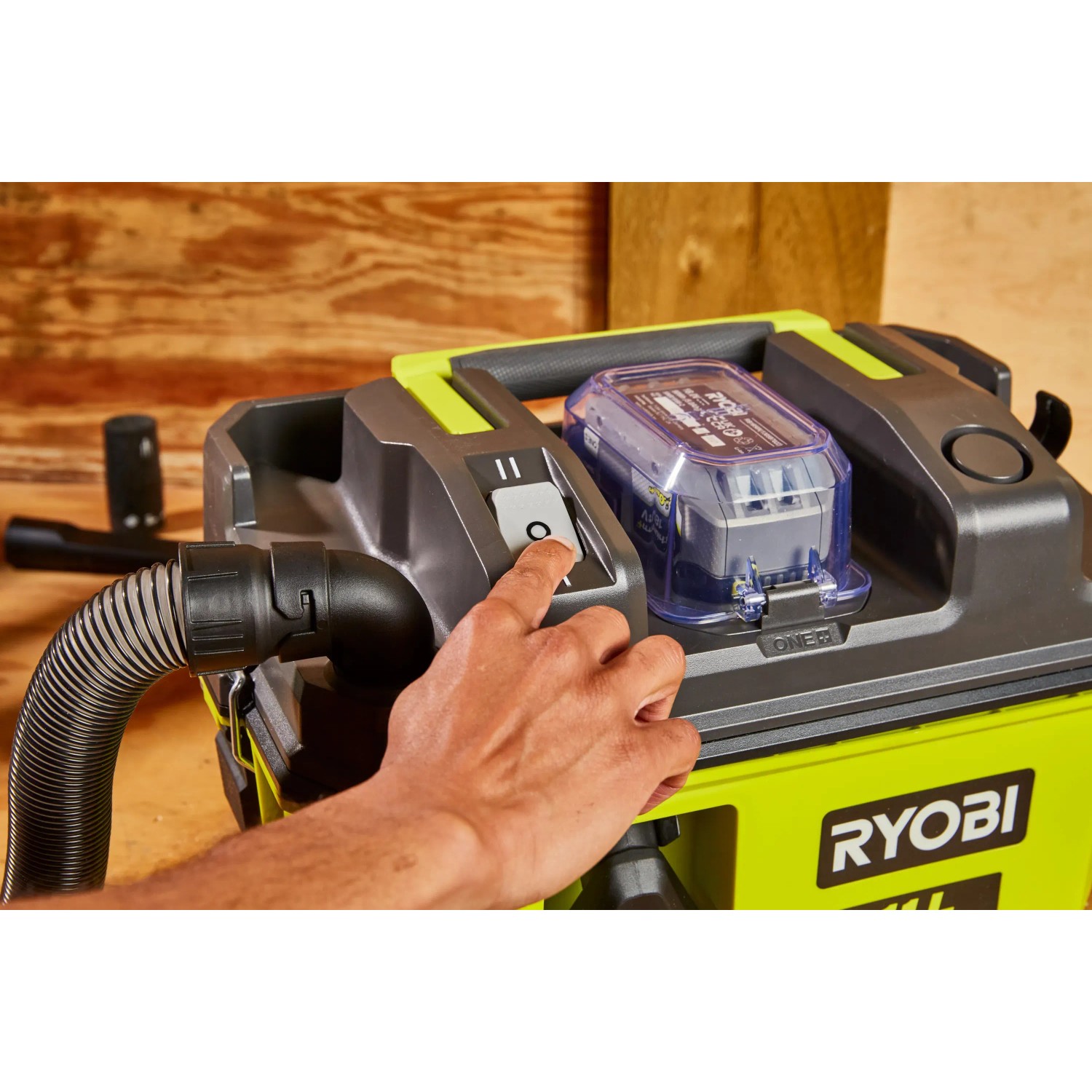 Ryobi Akku-Nass- und Trockensauger RV1811-0 One+ mit Hand beim Einschalten.