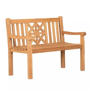 Gartenbank Sailor aus Teakholz mit abgerundeten Armlehnen und dekorativer Rückenlehne.