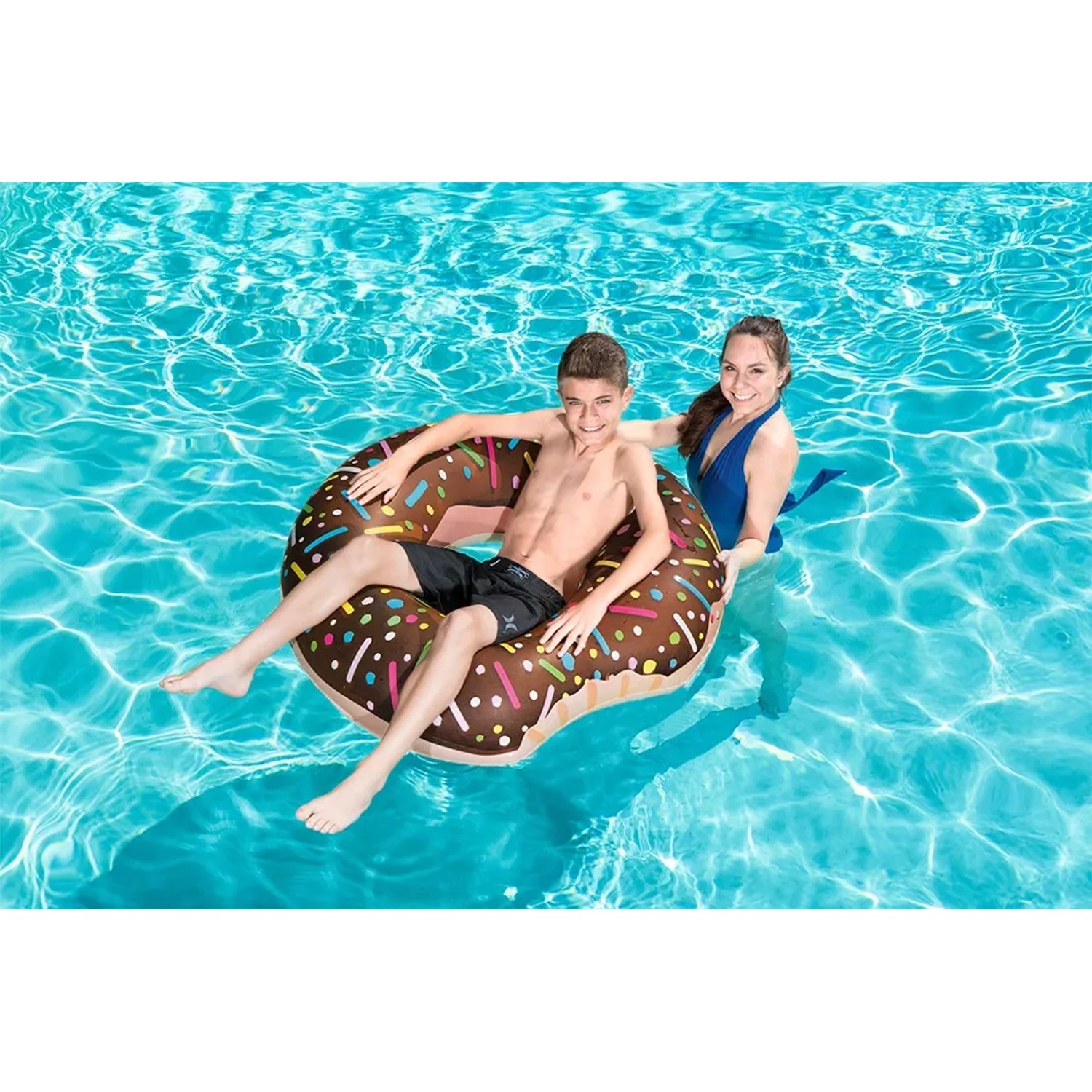 Bestway Schwimmring Donut (Ø 94 cm) im Wasser mit Kind und Frau. Badespaß im Sommer.
