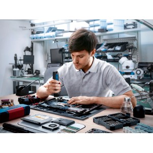 Bosch Professional Go Akku-Schrauber bei Reparaturarbeiten an Elektronik.