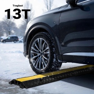 Robuste Wiltec Kabelbrücke (13T Traglast) in Schwarz-Gelb, von Auto im Schnee überfahren. Sicherer Kabelkanal Überfahrschutz.