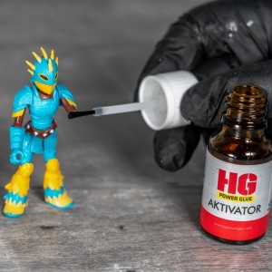 HG Power Glue Aktivator zum Pinseln mit Spielzeugfigur. Aushärtebeschleuniger für Kleber.