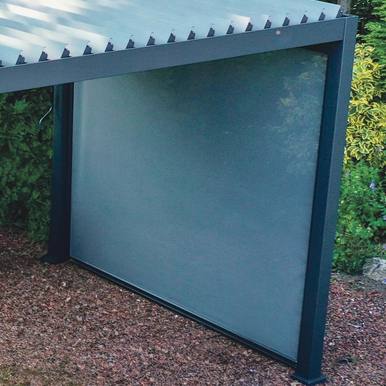 Sonnenrollo Mirador 3,6 m Anthrazit für Terrassenüberdachung, geschlossen.