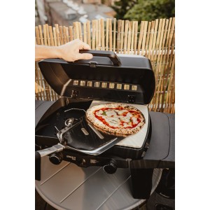 Enders Pizzastein auf Urban II Grill mit Pizza und Pizzaschieber. Grillutensil für knusprige Pizza.