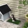 PawHut Hundetoilette mit Grasmatte und Hund sitzt darauf, ideal für Welpen-Training.