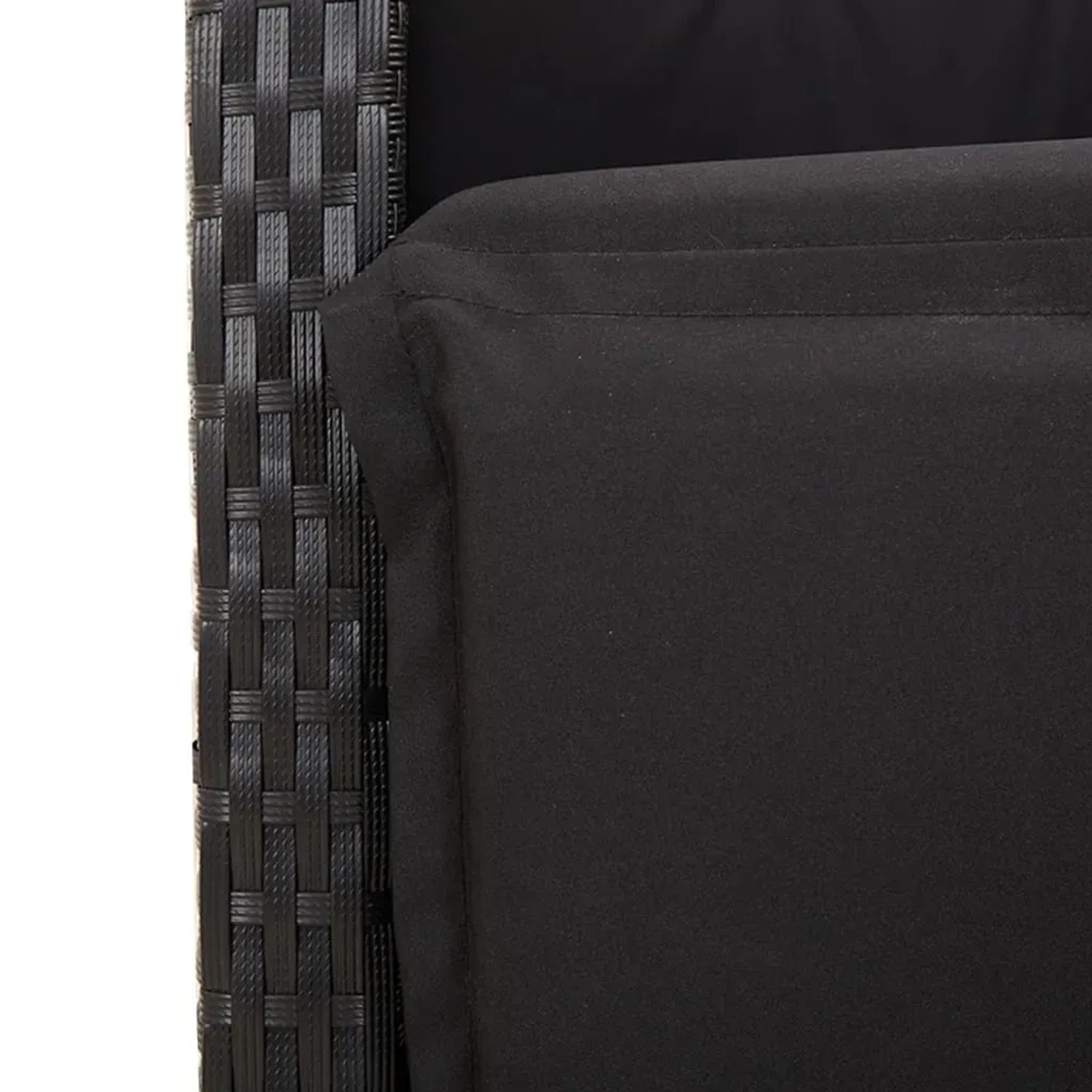 Detailaufnahme: Schwarzer Polyrattan-Gartenstuhl mit Kissen aus der vidaXL Essgruppe.