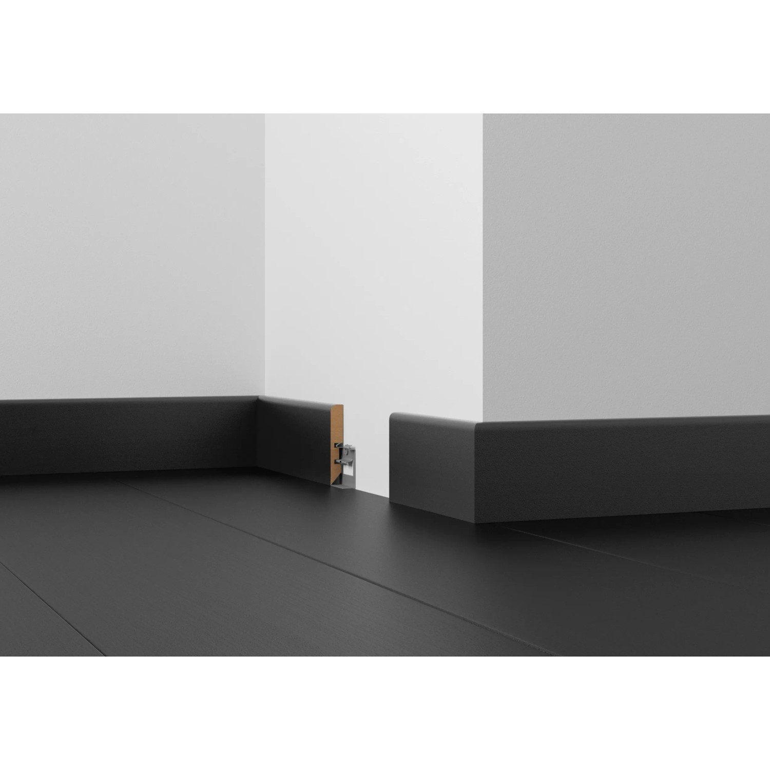Sockelleiste Esche Weiß, foliert, 56x10x2400 mm, montiert an einer Wand.