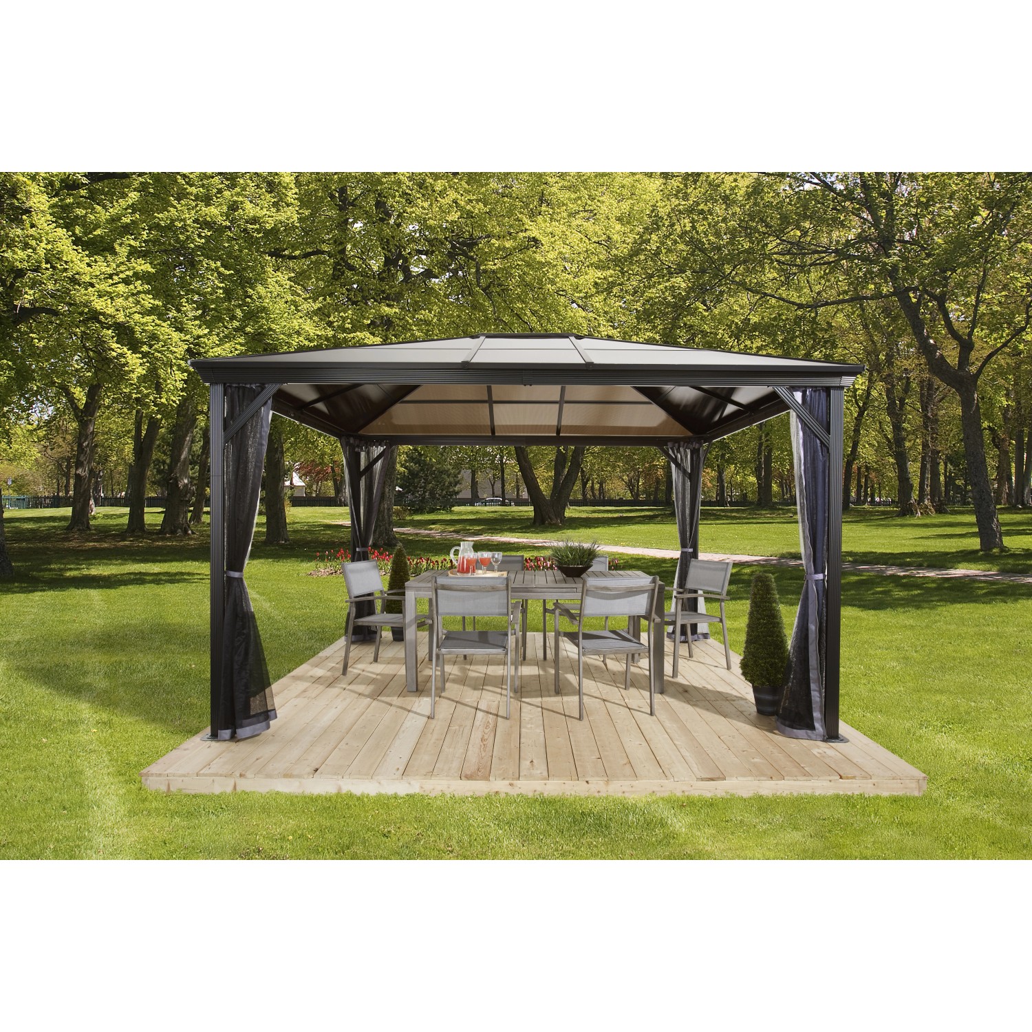 Anthrazitfarbener Sojag Pavillon Verona 10x14 mit Moskitonetzen und Esstisch im Garten.