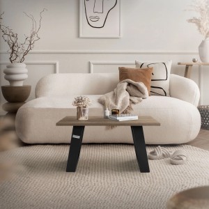ML-Design Tisch mit schwarzen Kufen, 40x43 cm, im Industrial-Look vor Sofa.