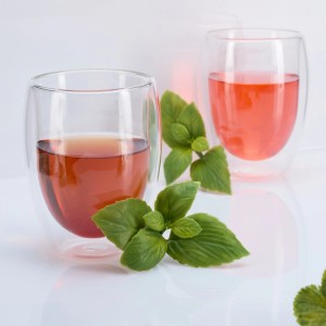 Doppelwandige Latte Macchiato Gläser, transparent, 350ml, mit Getränk und Minze